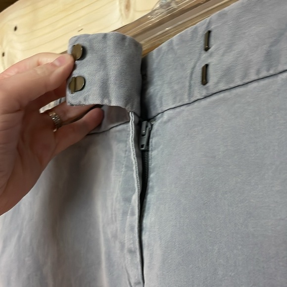 Loft size 8 Light Gray Color Mid-rise 4” Inseam The Riviera Shorts with Pockets - Picture 6 of 11